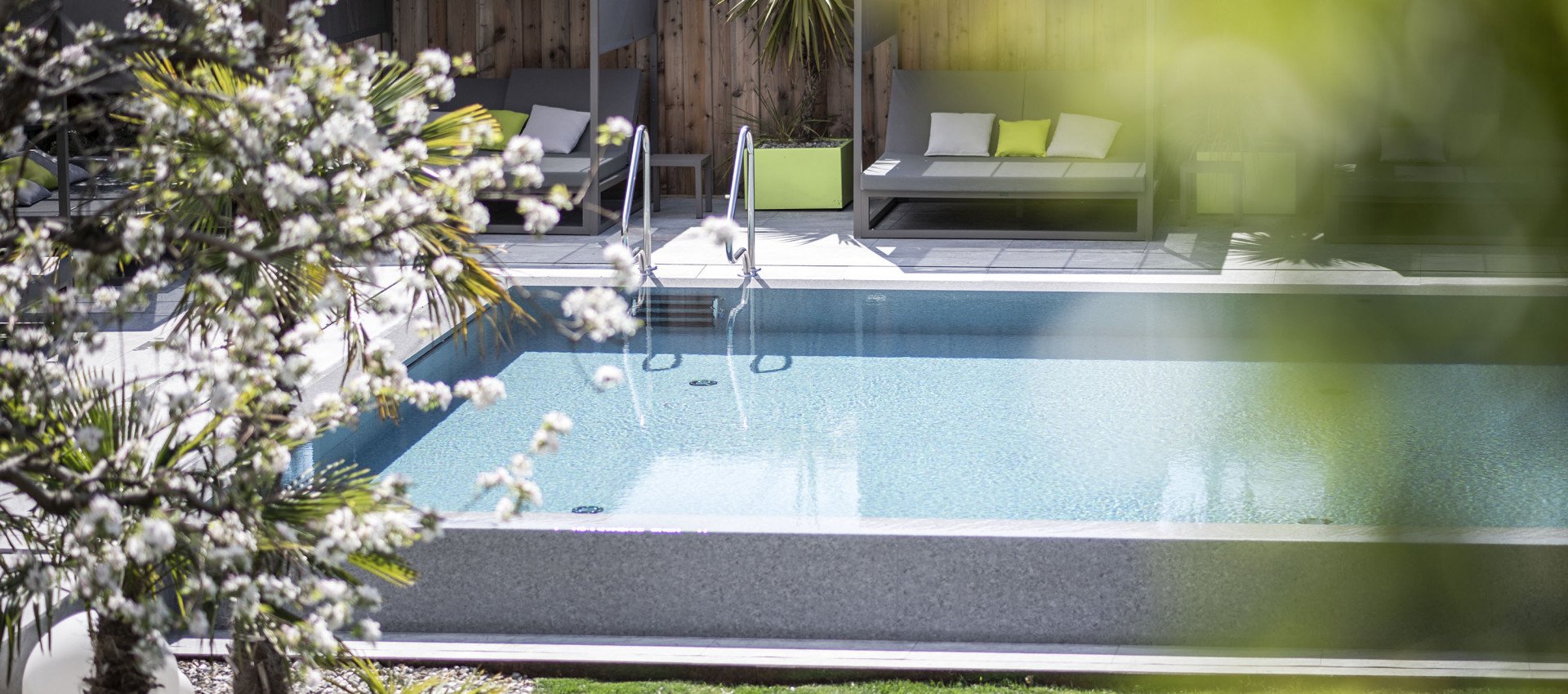 Hotel mit Pool bei Meran; Urlaub in den Bergen, Wellnesshotel Südtirol