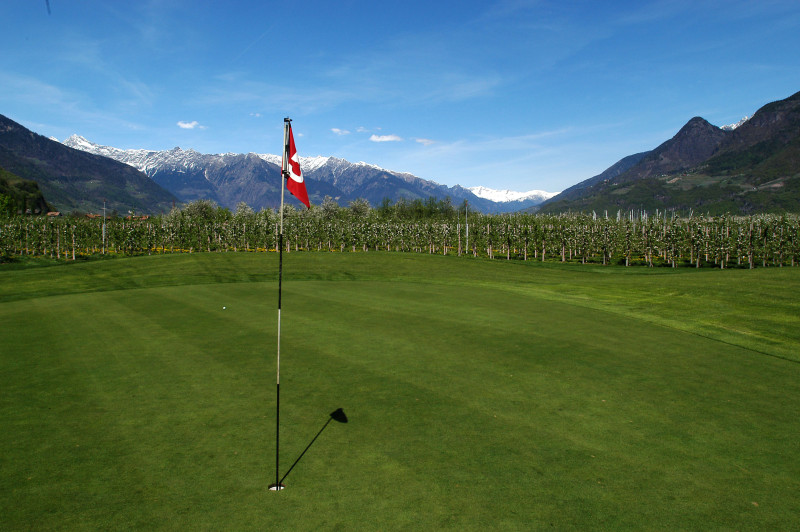 der langgestreckte 9 Loch Golfplatz in Lana beim Golfurlaub in Südtirol