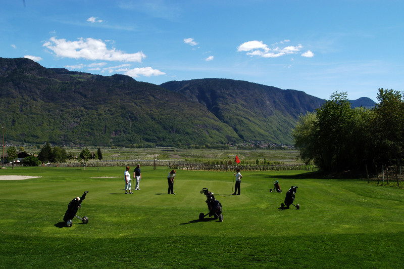 Golfspieler im Golfclub Lana beim Golfurlaub in Südtirol