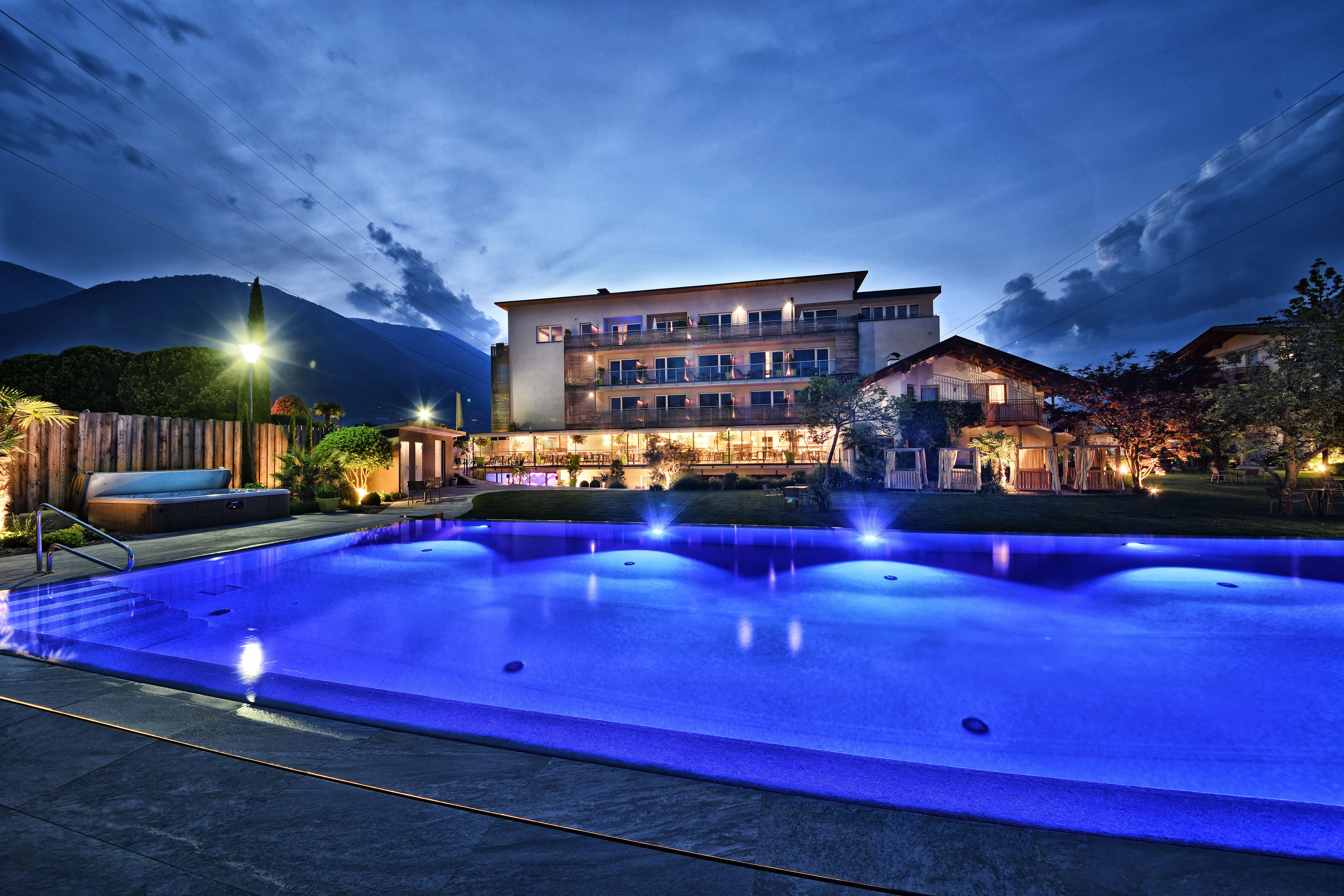 Hotel 4 Sterne, SÃ¼dtirol outdoor pool - Genuss Hotel Pfeiss in Lana
