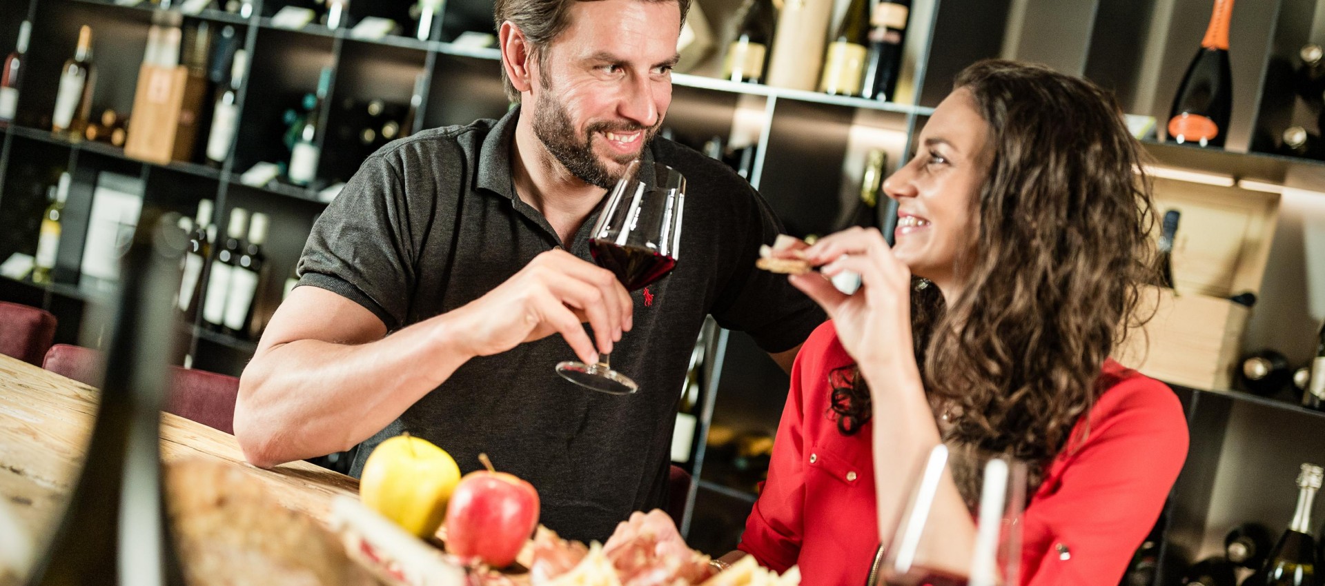Gourmet Weinverkostung mit kulinarischen Köstlichkeiten im Weinhotel Südtirol, Pfeiss Lana bei Meran
