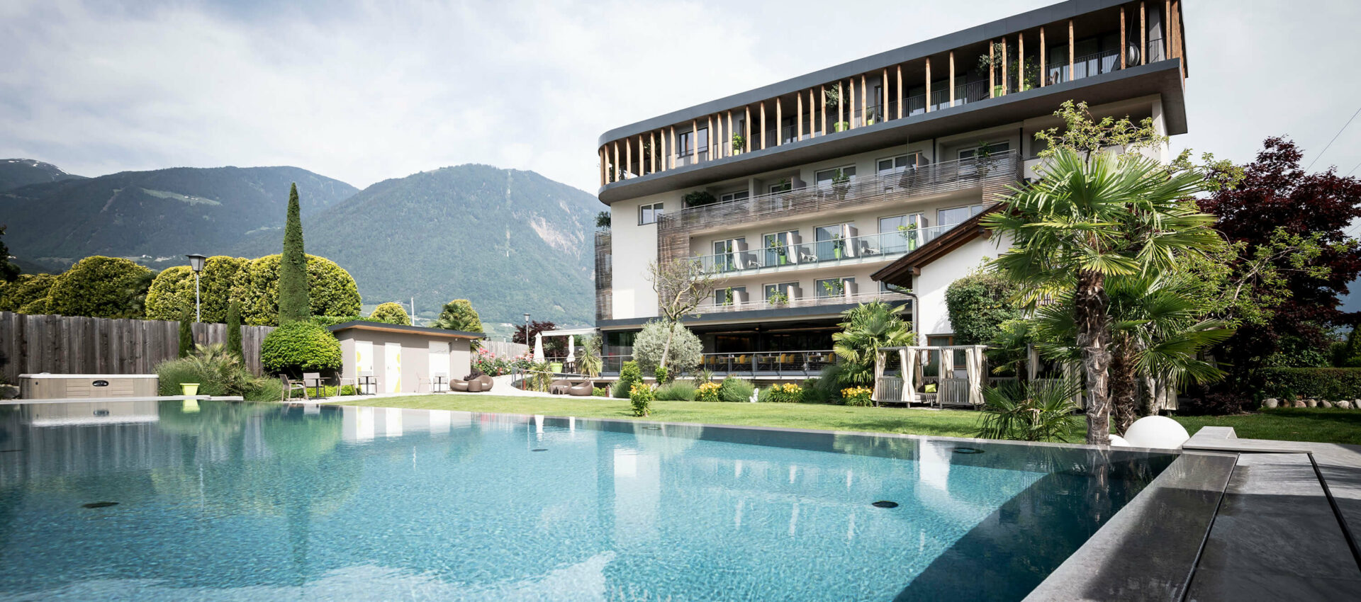Wellnesshotel mit Pool bei Meran, mitten in Apfelwiesen im Meraner Land, Südtirol